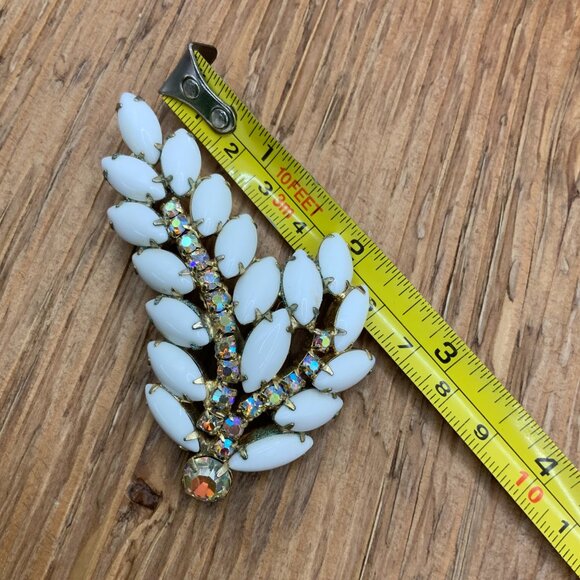 Milk Glass Vintage Marquise Shaped Stones Aurora Borealis Gold Tone Leaf Brooch - Picture 6 of 7
